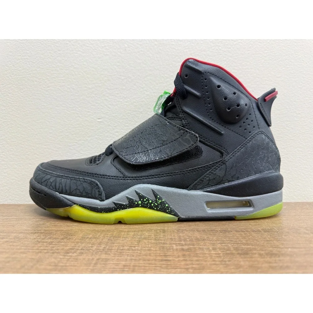 Jordan Nike Men's Son of Black/Gym Red Cl/Grey/Grn Pls Basketball Shoe 8.5 Men